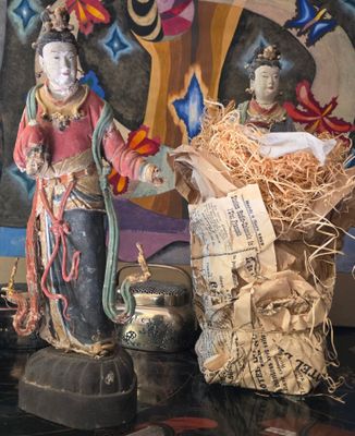 une statue représentant une femme tenant un bébé dans un nid, à côté d'une statue représentant une crèche