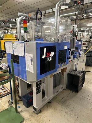 une machine installée à l'intérieur d'une usine