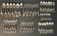 Partie de ménagère en métal argenté de 71 pièces, comprenant…