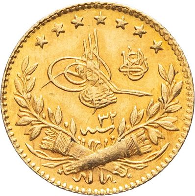 gros plan d'une pièce d'or sur fond blanc