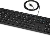 un clavier d'ordinateur muni d'un câble USB