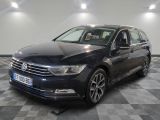 La Volkswagen Passat est garée dans une grande pièce au sol carrelé.