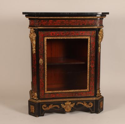 une image représentant un petit meuble avec un plateau noir et des motifs décoratifs rouges et dorés