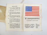 un vieux livre sur lequel est posé un drapeau, posé sur une table