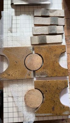plusieurs carreaux disposés sur une table