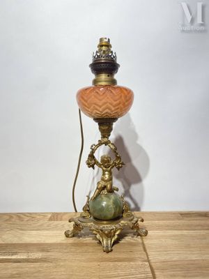 une image représentant une lampe posée sur une table en bois