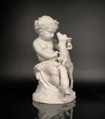 statue d'un garçon avec un chien posée sur une surface réfléchissante