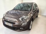vue de face d'un SUV Fiat marron garé dans une pièce blanche