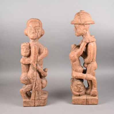 paire de personnages en bois sculpté représentant un homme et une femme