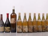 plusieurs bouteilles de vin sont alignées sur une table