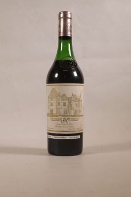 une bouteille de vin posée sur une table