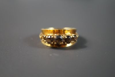 une bague en or sertie d'un diamant noir