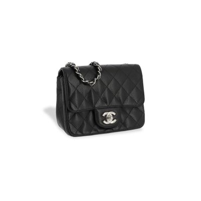 un sac Chanel noir sur fond blanc