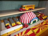 plein de petits camions et un chapiteau de cirque sur une étagère