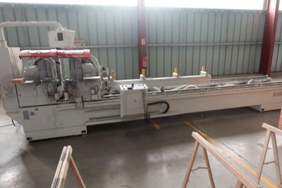une image d'une machine qui se trouve dans un bâtiment