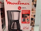 un carton contenant une cafetière, exposé dans un magasin