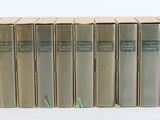 six livres sont empilés sur une surface blanche