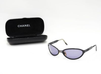 Lunettes de soleil Chanel « œil de chat » à monture noire et verres violets