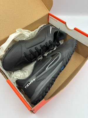 une boîte contenant une paire de baskets noires