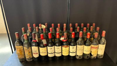 plusieurs bouteilles de vin posées sur une table