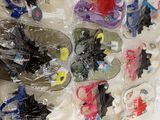 beaucoup de jouets en plastique posés sur la table