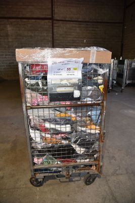 un chariot contenant de nombreux articles dans un entrepôt
