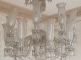 un lustre surmonté d'une rose rouge