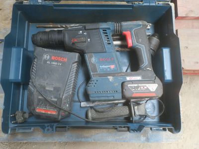 une boîte bleue contenant des outils sur le sol