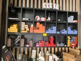 une pièce avec beaucoup d'objets sur les étagères