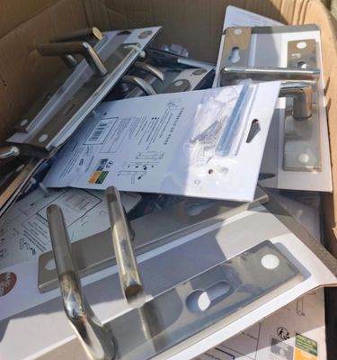 une boîte en carton contenant tout un tas d'appareils électroménagers