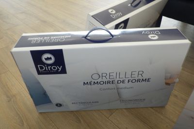 une boîte contenant une brosse à dents, posée sur une table