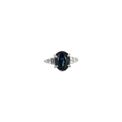 Bague en or gris 750‰ et saphir ovale facetté monté en serti…