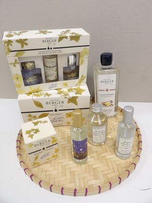 des flacons de parfum posés sur un plateau en bambou, lui-même posé sur une table