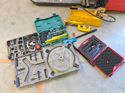 de nombreux outils posés à même le sol