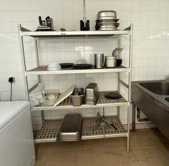 une cuisine équipée d'un évier, d'un égouttoir à vaisselle et d'un lave-linge