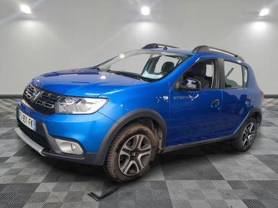 la dacia bleue est garée sur un carrelage à carreaux