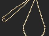 un collier de perles avec un fermoir en or