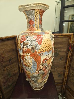 SATSUMA Grand vase balustre en céramique émaillée à décor de…