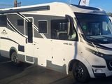 une photo d'un camping-car garé sur un parking