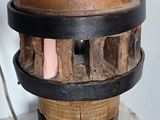 un tonneau en bois posé sur une table