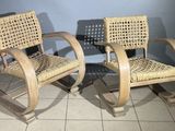 deux chaises placées l'une à côté de l'autre sur un sol carrelé