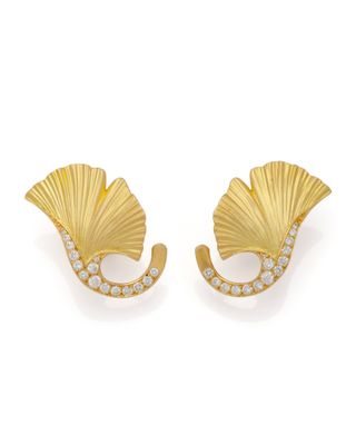 une paire de boucles d'oreilles en or et diamants