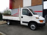 un camion blanc garé devant un bâtiment
