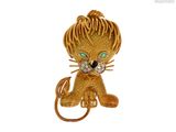 une broche représentant un chat aux yeux verts