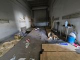 une pièce où il y a beaucoup de déchets par terre