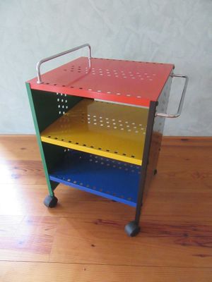 un chariot multicolore posé sur un plancher en bois