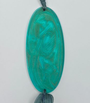 René Lalique (1860 -1945) Figurine drapée Pendentif ovale en…