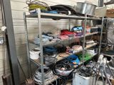 une étagère sur laquelle sont posés de nombreux types de fils différents