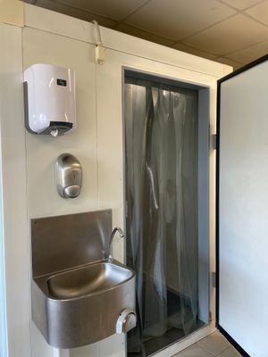 une salle de bains équipée d'une douche et d'un lavabo