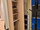 une photo d'une pièce avec un placard et un porte-vélos